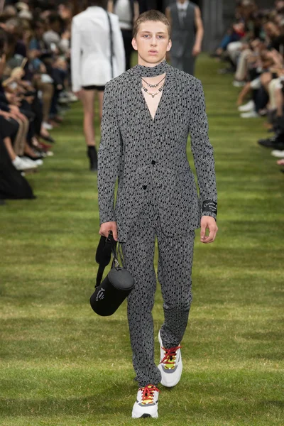 Look 16